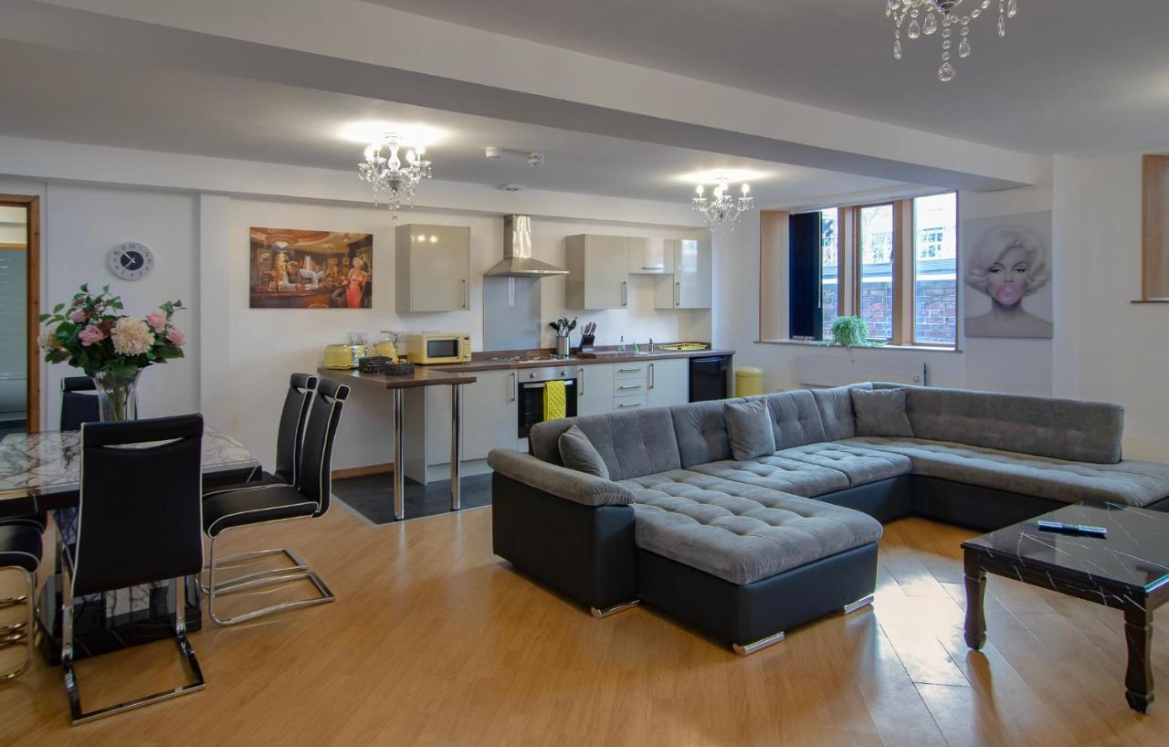 Super Spacious Church Conversion Close To Tower ブラックプール エクステリア 写真